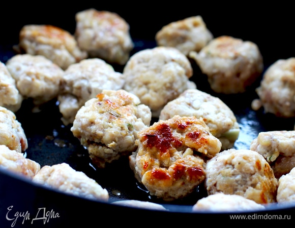 Обжарить тефтельки до румяности. Разогреть духовку до 200°C.