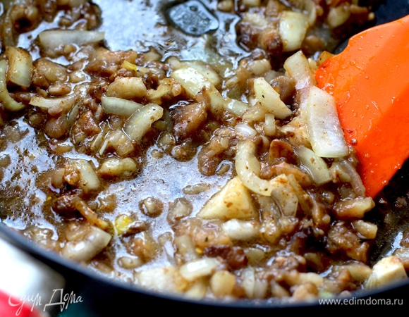 Для соуса обжарить луковицу, засыпать грибы или грибную крошку. Грибы мороженые сразу пустят сок. Протушить это минут 5, помешивая.
