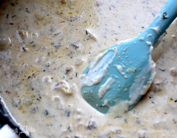 Добавить сливки, соль, довести до кипения. Нарезать сырок кусочками, добавить, размешать. В конце положить чеснок. Снять с огня.