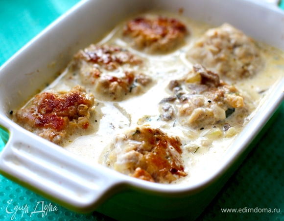 Выложить в огнеупорную форму тефтельки, залить соусом и запекать минут 20–25.