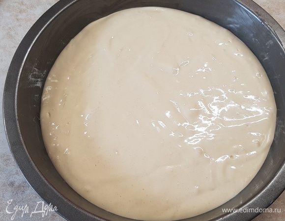 Яйца взбивать с сахаром минут 5, до увеличения массы в объеме. Добавить муку и аккуратно перемешать. Выпекать 20 минут при 200°C. Готовый корж полностью остудить.