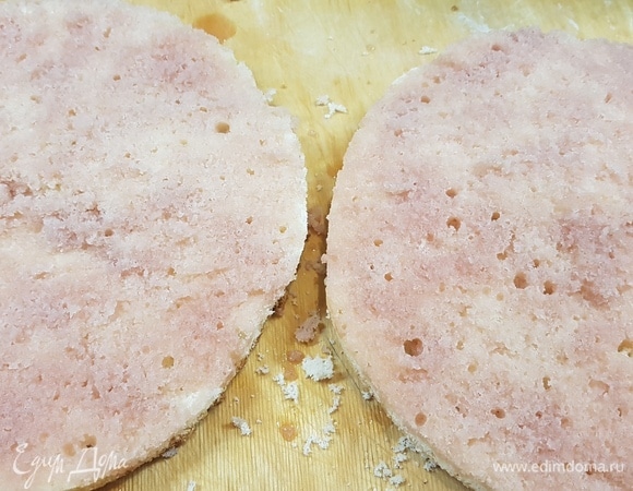 У меня была замороженная вишня с косточками. Я удалила косточки, а сок проварила с сахаром (по вкусу). Корж разрезать на две части и пропитать соком от вишни.