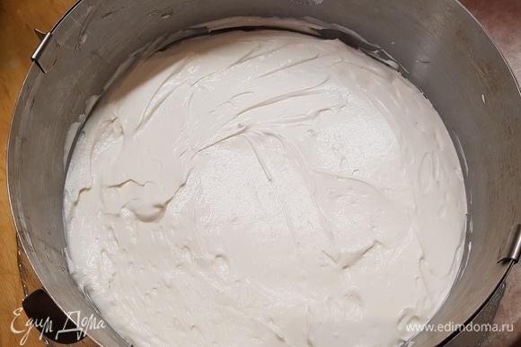 Для крема холодные сливки взбить в крепкую пену. Сливочный сыр перемешать с сахарной пудрой миксером на маленьких оборотах. Соединить сыр со сливками и аккуратно перемешать. Положить первый корж. На него выложить половину крема, накрыть вторым коржом.