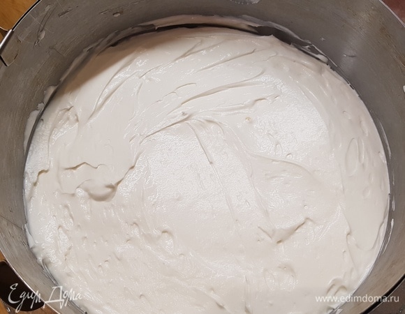 Для крема холодные сливки взбить в крепкую пену. Сливочный сыр перемешать с сахарной пудрой миксером на маленьких оборотах. Соединить сыр со сливками и аккуратно перемешать. Положить первый корж. На него выложить половину крема, накрыть вторым коржом.