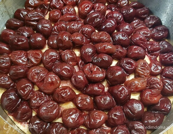 На второй корж выложить вишню.