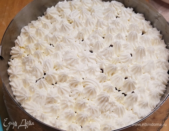 Сверху вишни выложить оставшийся крем. Поставить торт для пропитки в холодильник на ночь.