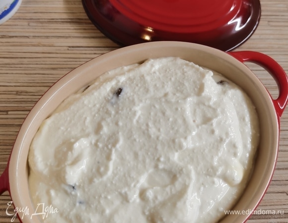 Все предельно просто: в миске смешать все ингредиенты, пробить блендером до однородности. Изюм залить кипятком на 10 минут. Слить воду и просушить. Добавить изюм к творожной массе. Выложить в форму.