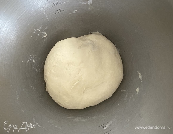 Все ингредиенты должны быть комнатной температуры. Яйцо предварительно взболтать вилкой. Муку просеять. Соду погасить уксусом. Сложить все ингредиенты в дежу комбайна и вымешивать насадкой «крюк» однородное тесто в течение 5 минут. Если нет комбайна, замешиваем руками, возможно, потребуется больше времени. Готовое тесто мягкое и эластичное, не липнет к рукам. Завернуть тесто в пленку и отложить на 1 час при комнатной температуре.