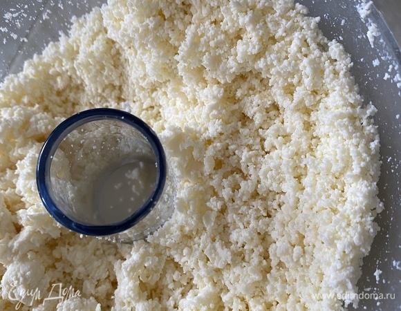 В это время сыр натереть на мелкой терке, добавить 2 ст. л. растопленного сливочного масла, перемешать. Оставшееся масло пригодится позже для смазывания готовых конвертиков.