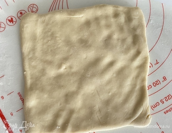 Аккуратно раскатать скалкой до квадрата размером ~ 17 х 17 см. Жарить лепешки на среднем огне на сухой сковороде ~ по 5 минут с каждой стороны. Тесто сильно вздуется, нужно аккуратно его перевернуть, сделать сбоку прокол и выпустить весь пар. Осторожно! Очень горячо!