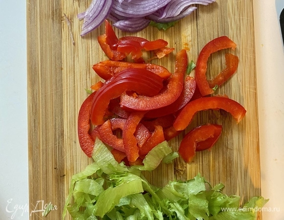 Творожный сыр размять, добавить измельченные укроп и чеснок, перемешать и с помощью двух чайных ложек сформовать шарики диаметром 1 см. Листья салата промыть, просушить и нарезать соломкой. Красный болгарский перец (половинку, если крупный) нарезать тонкими пластинками. Половину красной луковицы нарезать тонкими полукольцами. В сервировочном блюде смешать салат, перец, лук и мясо. Полить заправкой (смешать все составляющие до однородности) сверху, аккуратно разложить творожные шарики, украсить дольками мандарина, очищенными от пленок, и сразу подавать!