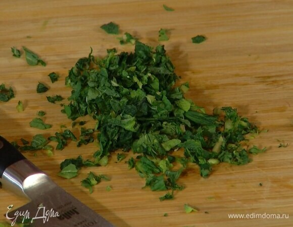 Одну веточку мяты мелко порубить.