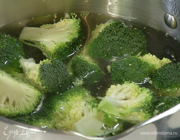 Броколи разобрать на соцветия, затем разрезать на несколько частей и отварить в кипящей воде практически до готовности.