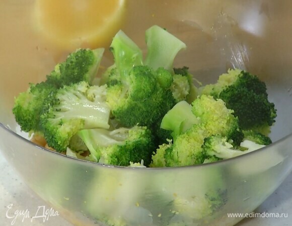 В глубокую миску выложить нут и брокколи, добавить цедру лимона, 1 ст. ложку лимонного сока, 1–2 ст. ложки оливкового масла и перемешать.