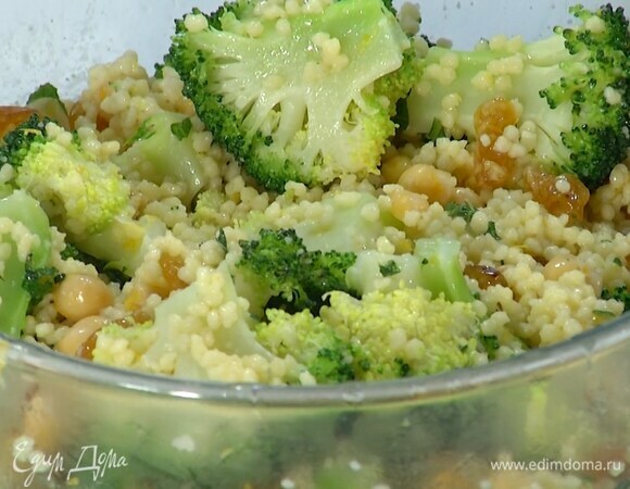 В миску с кускусом добавить брокколи с нутом, все перемешать.