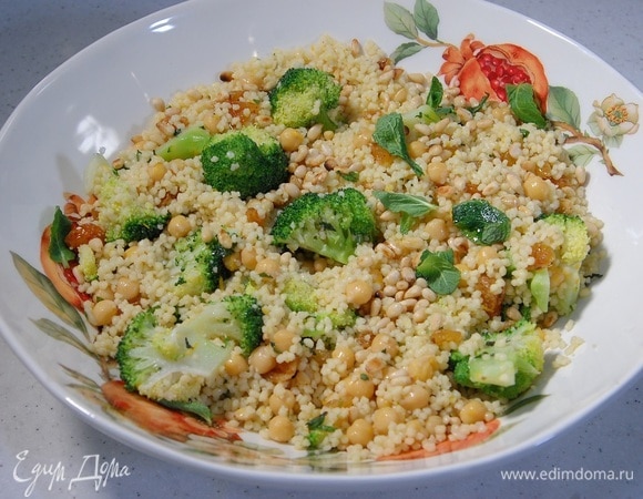 Салат посыпать кедровыми орехами, порванной руками мятой и сбрызнуть оставшимся оливковым маслом.