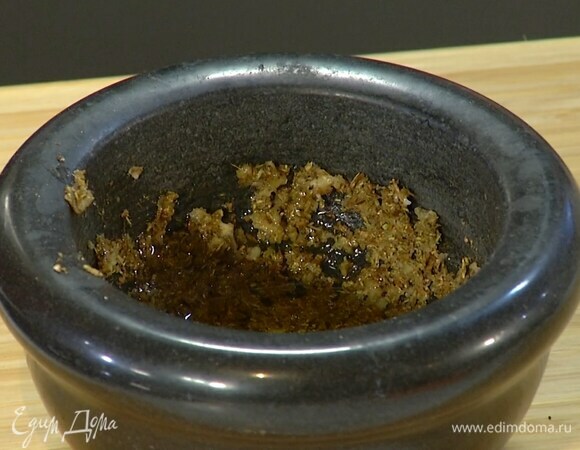 Зиру, кориандр, розмарин и соль измельчить в ступке, добавить очищенные зубчики чеснока и растереть все в пасту, затем поперчить, влить оливковое масло и перемешать.