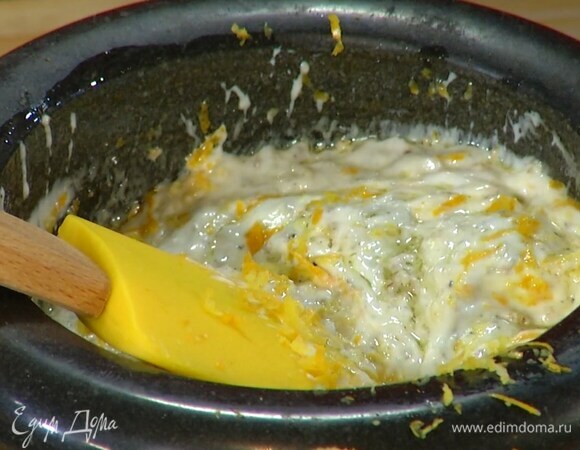 В заправку добавить йогурт, цедру и сок лимона, все перемешать.