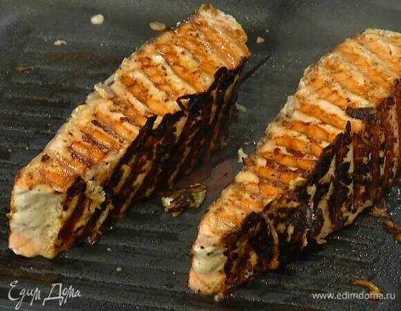 Стейки лосося смазать заправкой, выложить на разогретую сковороду-гриль кожей вниз и обжарить со всех сторон до готовности.