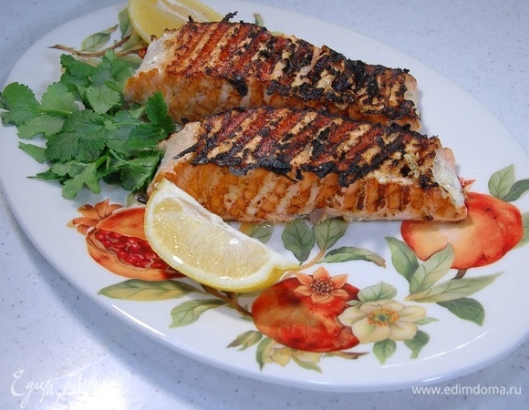 Украсить готовую рыбу веточкой кинзы, подавать с долькой лимона.