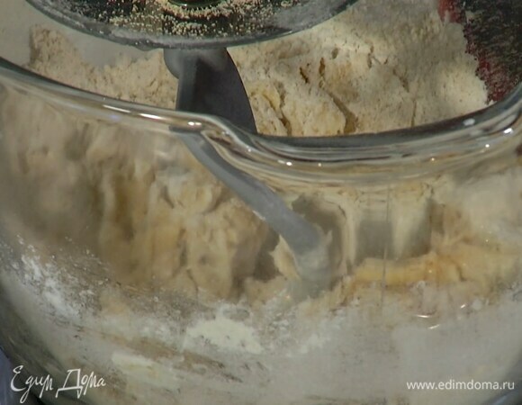 В чаше комбайна соединить цельнозерновую муку, предварительно размягченное сливочное масло, дрожжи и с помощью крюка для теста вымешать все в крошку, затем, не выключая комбайна, добавить молоко, яйцо, сахар, соль и вымесить тесто.