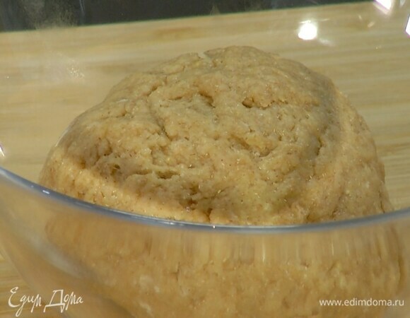 Сформировать из теста шар, поместить в миску, накрыть смоченным в горячей воде и отжатым полотенцем и поставить в теплое место на 30 минут.