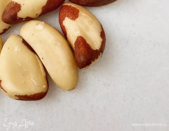 Бразильские орехи крупно порезать.