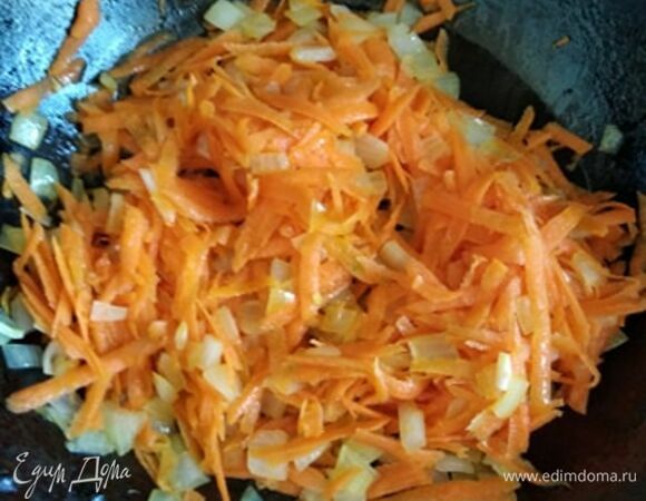 Нашинковать лук. Морковь натереть на крупной терке. Обжарить на растительном масле.