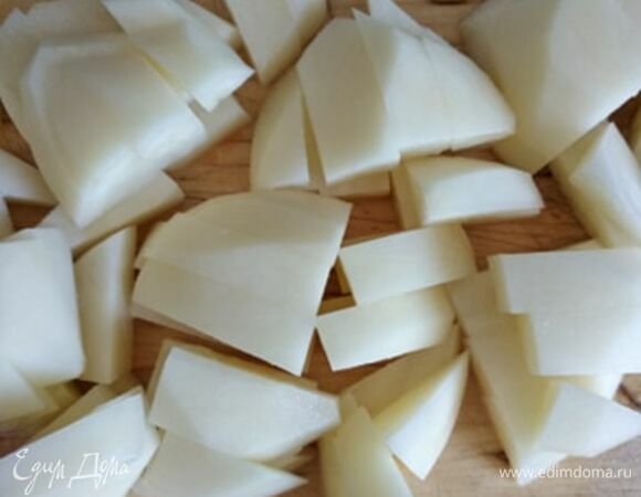 Нарезать картофель кубиком или брусочком.