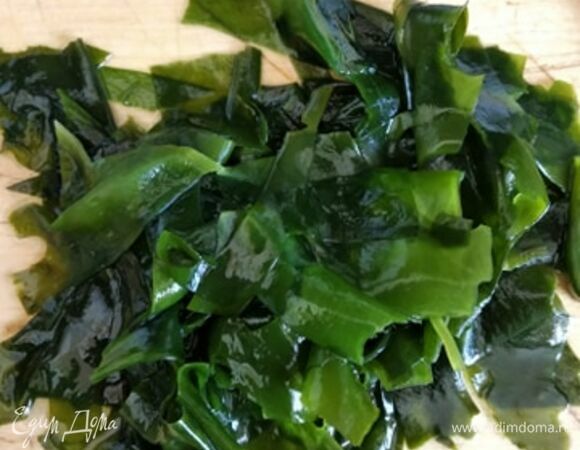 Когда вакаме размокнет, нарезать некрупными полосками.