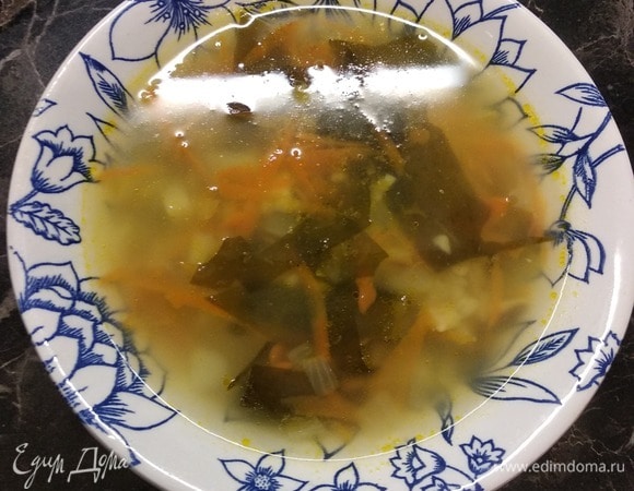 Когда бульон готов, опустить картофель, через 10 минут — булгур, зажарку из лука и моркови, еще через 10 минут — вакаме. Варить до готовности картофеля и булгура. Суп готов. Приятного аппетита!