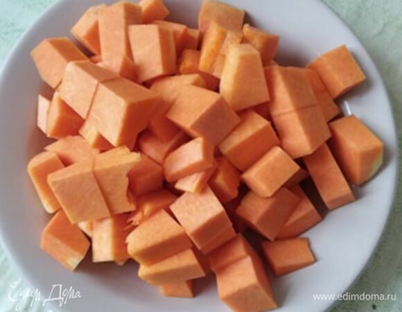 Тыкву и картофель очистить и нарезать крупным кубиком. Залить кипящей водой (примерно до середины кастрюли) и варить до мягкости. У меня были еще стебли укропа, я их тоже туда отправила.