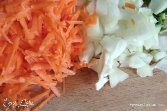 Нарезать лук и натереть на крупной терке морковь. Обжаривать на растительном масле 5 минут.