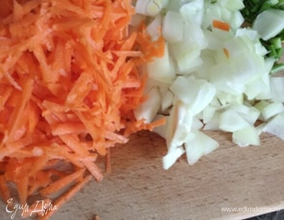 Нарезать лук и натереть на крупной терке морковь. Обжаривать на растительном масле 5 минут.