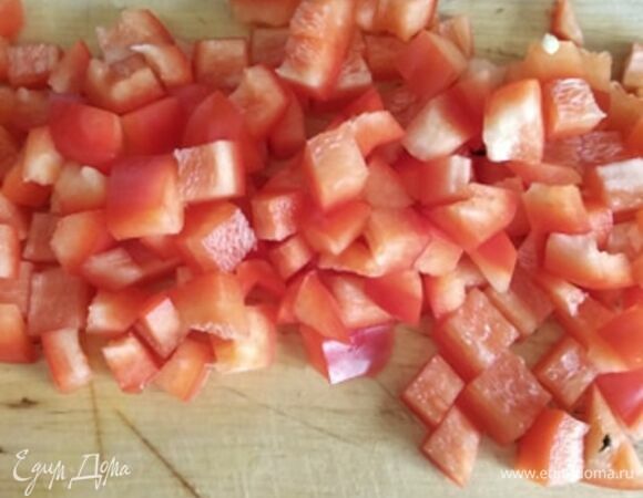 Перец очистить, нарезать мелким кубиком. Добавить к моркови с луком. Обжаривать минут 7.