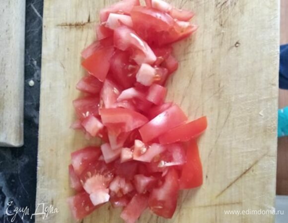 Нарезать некрупно помидор. Добавить в зажарку. Готовить еще минут 5.