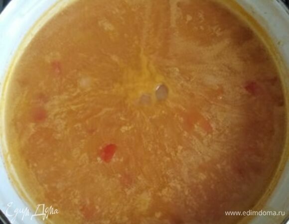 Когда тыква с картошкой станут мягкими, превратить их в пюре погружным блендером. Добавить кипящей воды до желаемой консистенции супа. Положить в суп зажарку. Прогреть, добавить кипяченое молоко, посолить и поперчить по вкусу. Все перемешать, дать настояться минут 10. Можно подавать. Я подавала с сухариками, но это по желанию. Приятного аппетита!