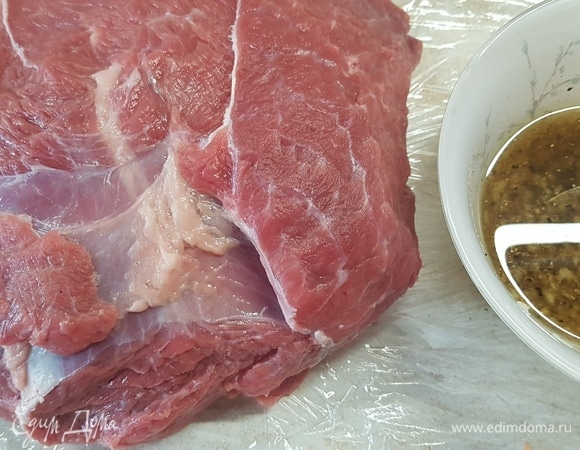 Мясо промыть и обсушить. Для маринада смешать все до однородности. Я не добавляла только розмарин, так как не любят у нас его.