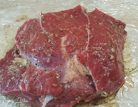 Натереть маринадом говядину.