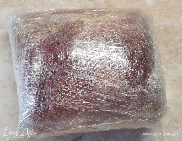 Завернуть замаринованное мясо в несколько слоев пищевой пленки. Положить в холодильник на сутки мариноваться.