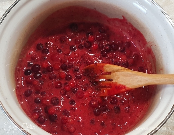 На следующий день сначала приготовить соус. Можно брать одну клюкву или смесь с другими ягодами. Я брала клюкву пополам с брусникой. Из половины ягод сделать пюре. В кастрюлю влить воду, добавить целые ягоды и пюре. Дать закипеть. Всыпать сахар и крахмал. Все хорошо перемешать и проварить пару минут. Соус готов.