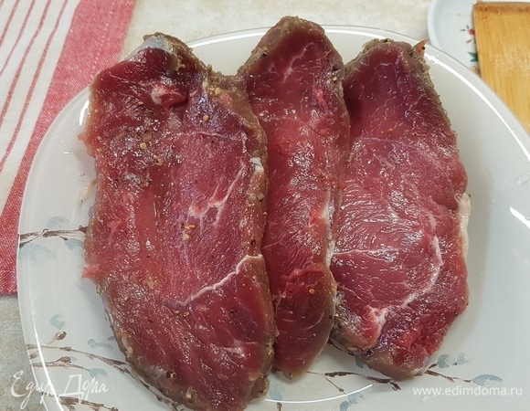 Мясо нарезать на куски толщиной примерно 3,5 см.
