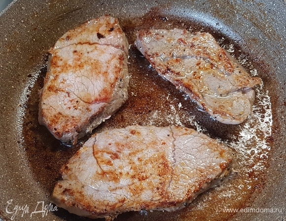 В сковороде разогреть масло и обжарить говядину с двух сторон до румяной корочки.