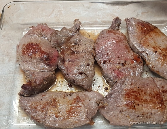 Выложить говядину в форму для запекания и поставить в духовку минут на 10 при 200°C.