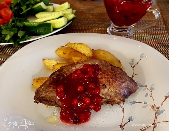 Подавать с запеченным картофелем, полив ягодным соусом.