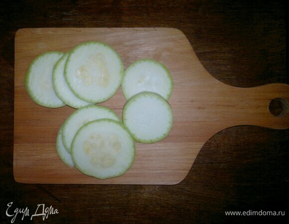 Кабачки промыть, обсушить, нарезать тонкими кружками.