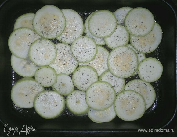 Форму для запекания смазать частью растительного масла. Выложить кабачки, немного посолить и поперчить.