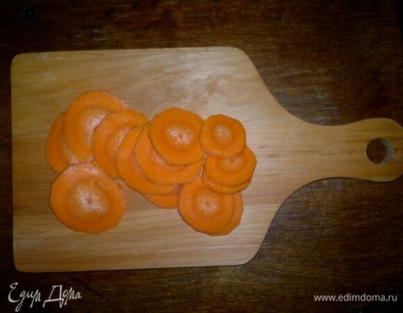 Морковь очистить, вымыть, обсушить бумажным полотенцем. Нарезать морковь тонкими кружками.