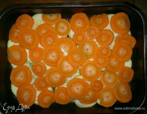 На кабачки выложить слой моркови, немного посолить и поперчить.