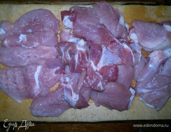 Свинину нарезать на тонкие кусочки. Отбить молотком с двух сторон.